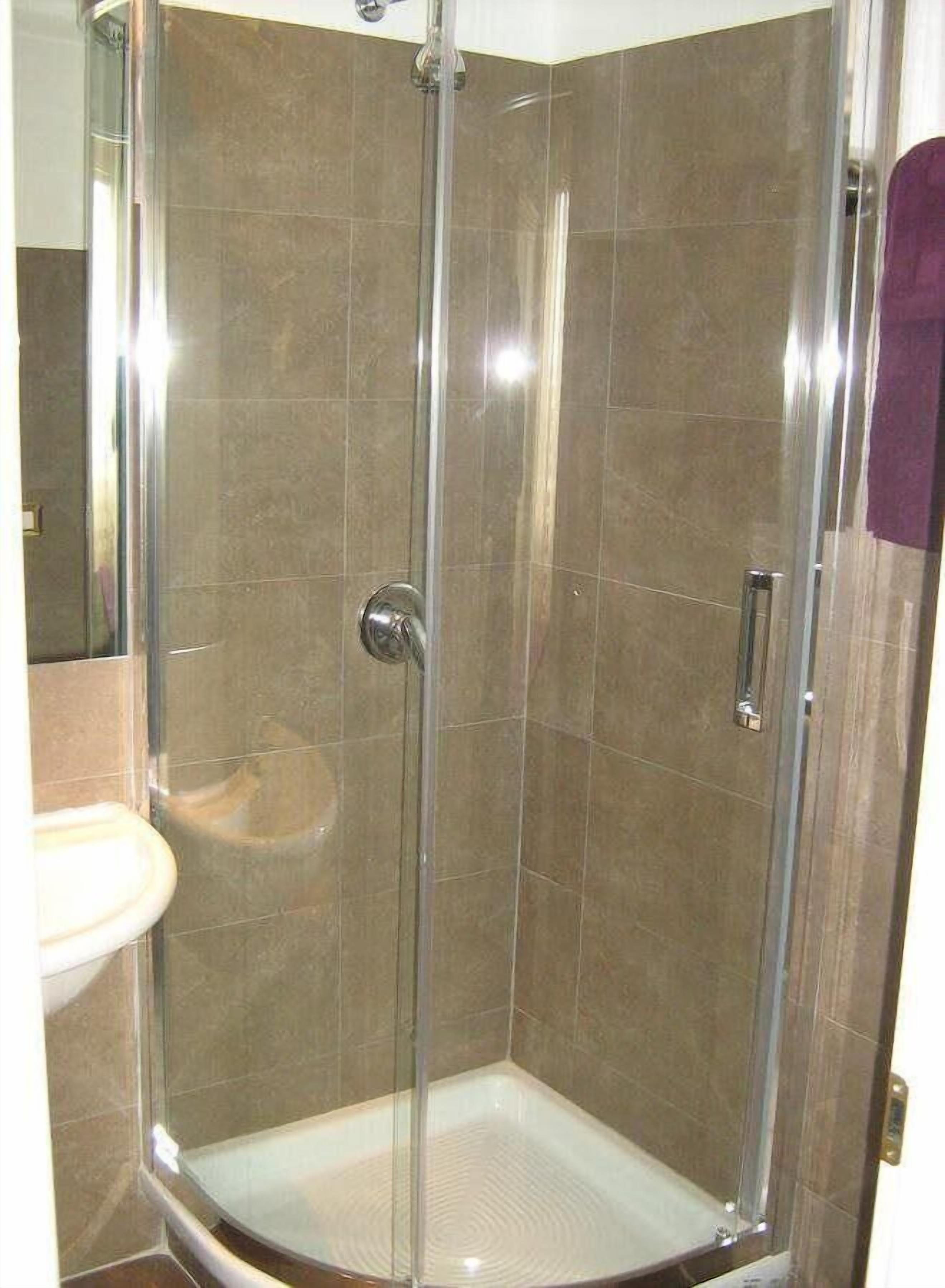 Habitación Confort con 1 cama matrimonial o 2 individuales, vista a la ciudad | Regadera en el baño