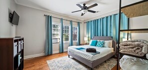 4 室のベッドルーム、デスク、アイロン / アイロン台、WiFi