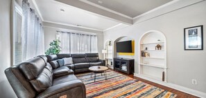 テレビ、暖炉、書斎 / ワークスペース