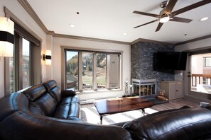 TV, fireplace - Remodeled Penthouse - Ski In/Out - Huge Decks/Views - Private Hot Tub/Sauna (Durango)