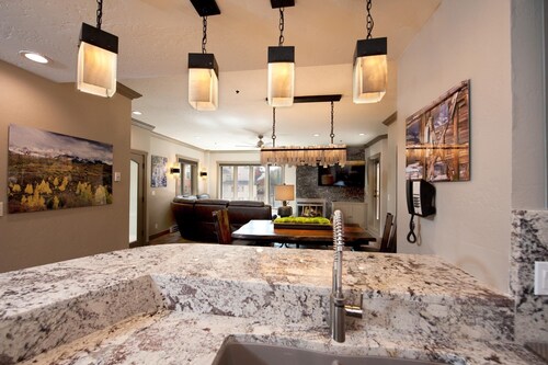 Remodeled Penthouse - Ski In/Out - Huge Decks/Views - Private Hot Tub/Sauna