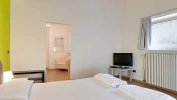 Triple Room | Desk, cribs/infant beds, free WiFi