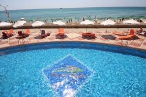 Piscine extérieure (ouverte en saison), parasols de plage
