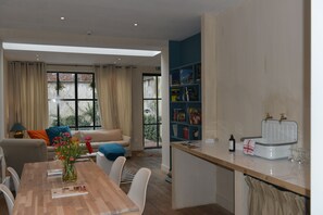 Una televisión de pantalla plana