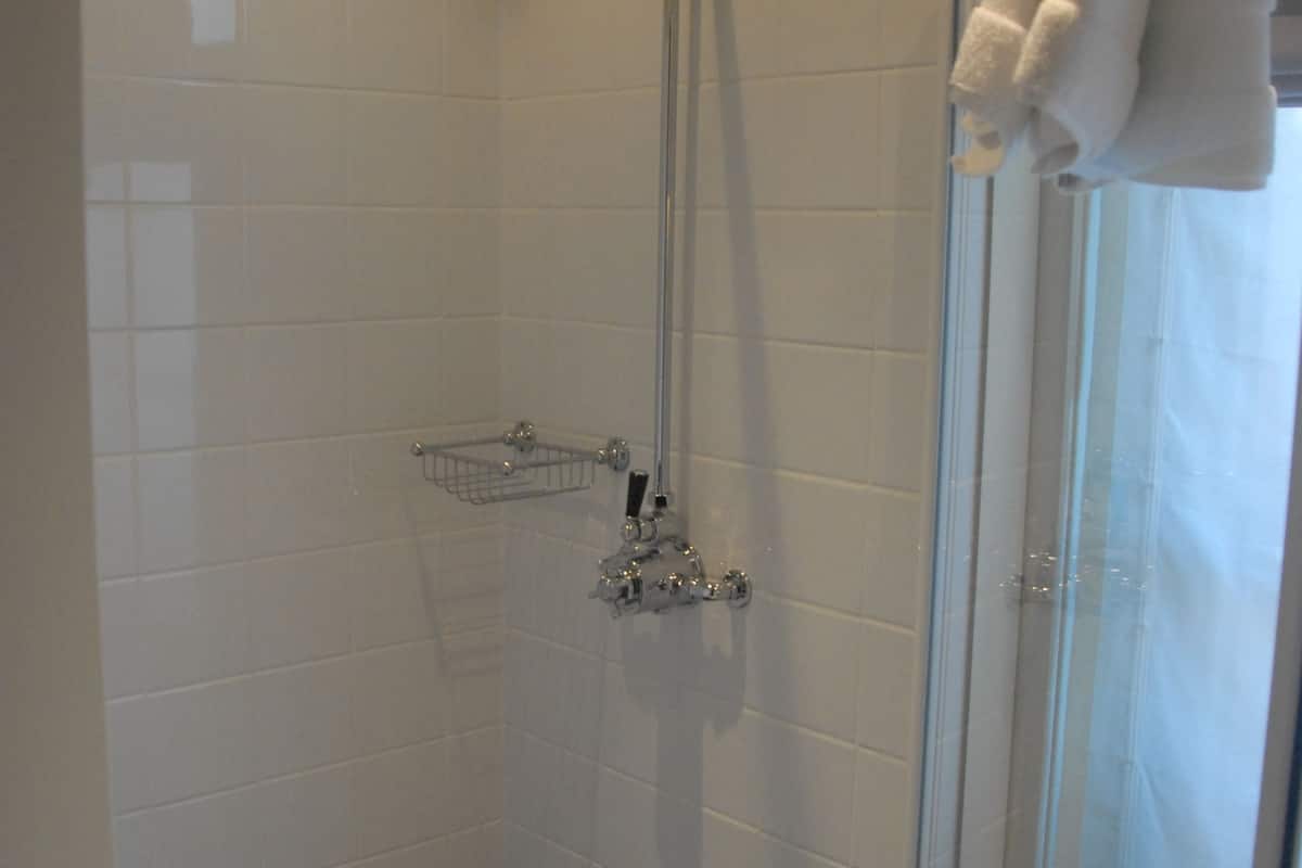 comfort double room | bathroom | combined shower/bathtub, free toiletries, hair dryer, towels