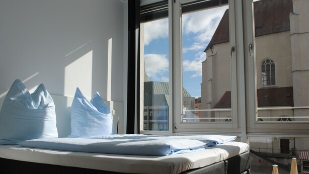 Apartamento luxo | Roupas de cama antialérgicas, cortinas blackout