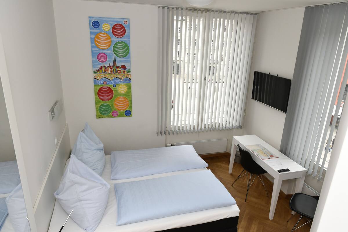 Apartamento luxo | Roupas de cama antialérgicas, cortinas blackout