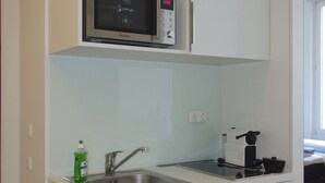 Quarto solteiro standard, 1 cama de solteiro | Cozinha americana privada | Geladeira, talheres/pratos/utensílios de cozinha
