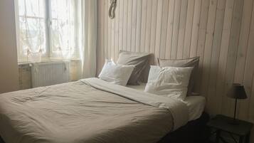 Premium bedding, in-room safe, individually decorated