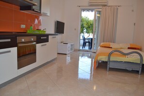 Apartment, 1 Schlafzimmer, Meerblick (1) | Wohnbereich | Fernseher