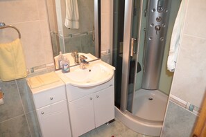 Apartment, 1 Bedroom, Sea View (2) | Bathroom