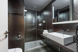Pancuran mandi, hulu semburan mandi hujan, pengering rambut, bidet 