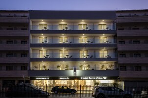 Fachada da propriedade à noite