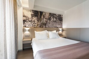Habitación doble Premium, balcón, vista a la ciudad | Caja de seguridad en la habitación y decoración personalizada 