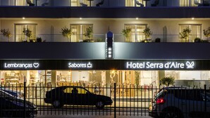 A hotel with a sign reading "Hotel Serra d'Aire" and adjacent stores named "Lembranças" and "Sabores". - Boutique Hotel Serra D’Aire (Ourem)
