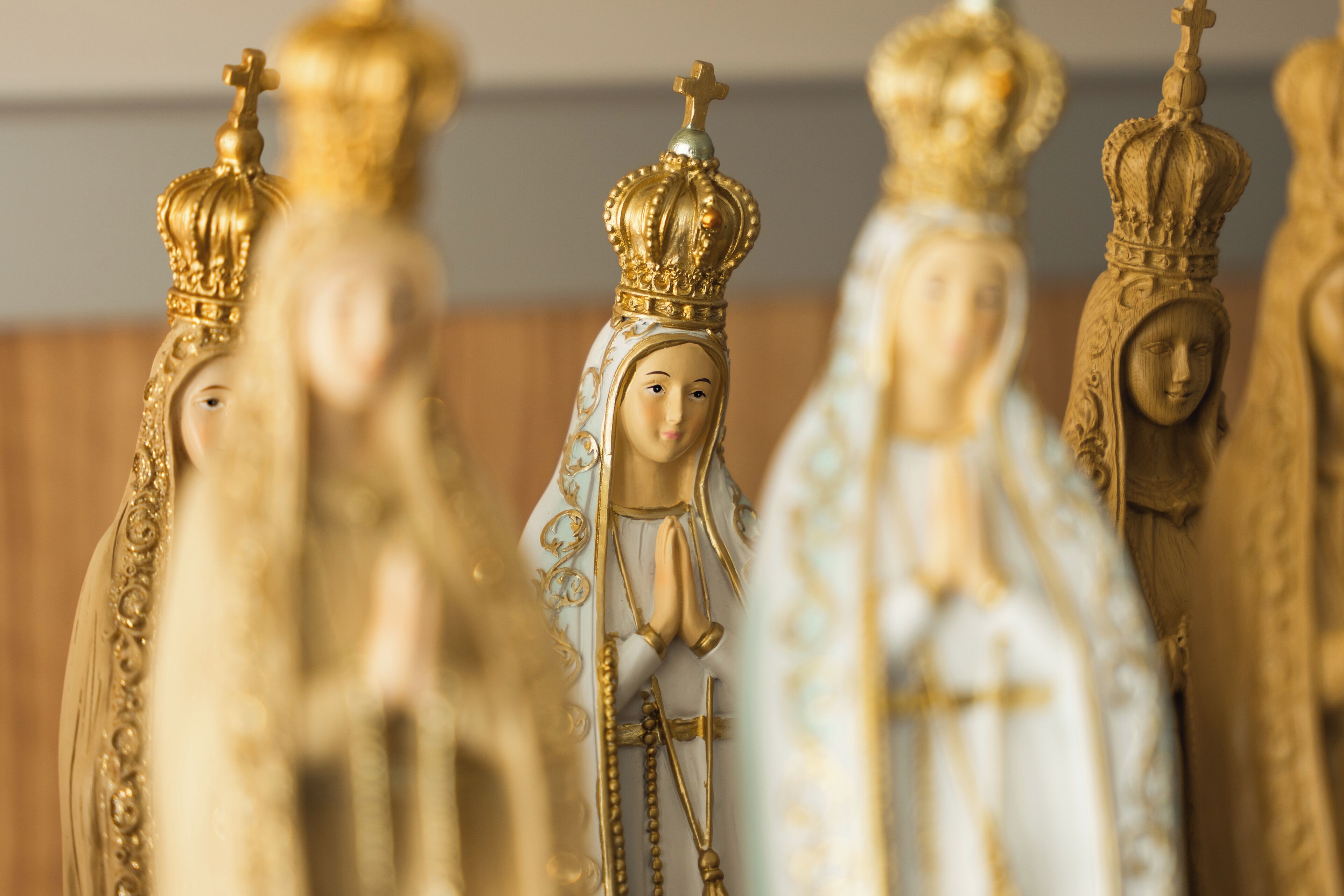 Un conjunt d'estàtues religioses daurades amb dissenys elaborats.