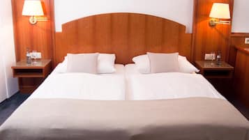 Desk, soundproofing, free WiFi, bed sheets