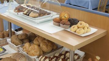 Frühstücksbuffet am Wochenende gegen Gebühr