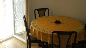 Apartment, 1 Bedroom (3) | In-room dining - Apartments Ljubica (Vodice)