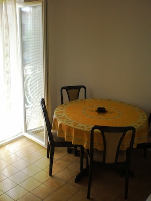 Apartment, 1 Bedroom (3) | In-room dining - Apartments Ljubica (Vodice)