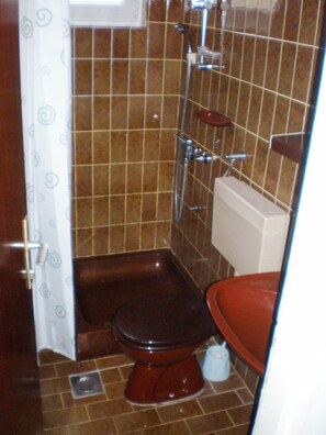 Apartment, 1 Bedroom (3) | Bathroom | Shower, towels - Apartments Ljubica (Vodice)