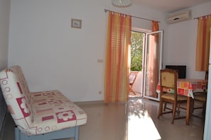 Apartment, 1 Schlafzimmer (2) | Wohnbereich | Fernseher