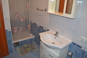 Apartment, 1 Schlafzimmer (2) | Badezimmer | Dusche, Handtücher