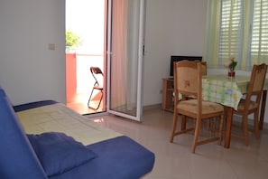 Apartment, 1 Schlafzimmer (3) | Wohnbereich | Fernseher
