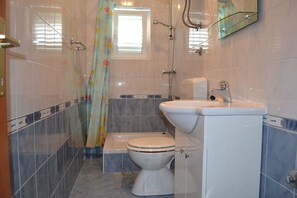 Apartment, 1 Bedroom (3) | Bathroom | Shower, towels - Apartments Davor (Vodice)