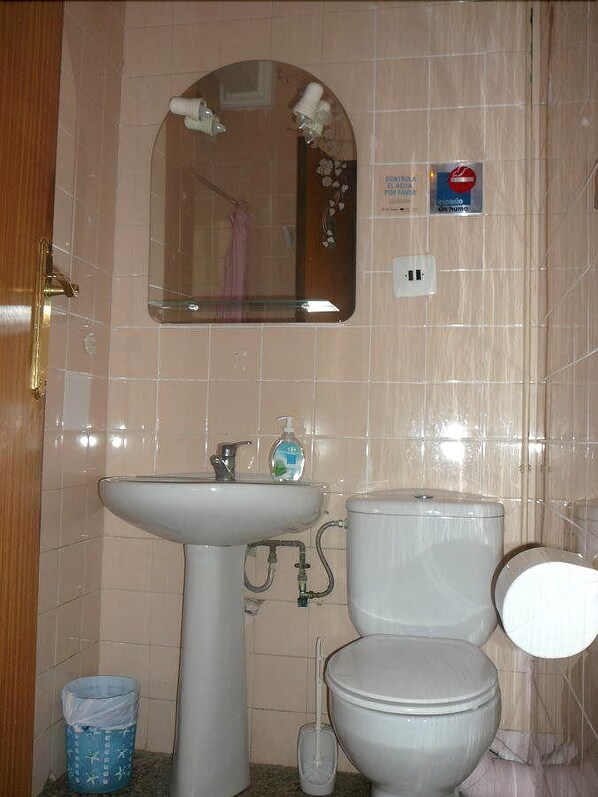 Bathroom - Pension Puerto (Silla)