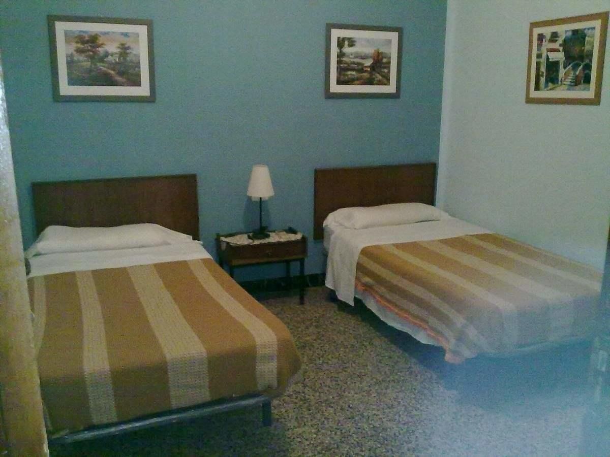Tweepersoonskamer, gedeelde badkamer | Verduisterende gordijnen, extra bedden