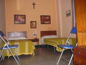 Camera doppia, bagno condiviso | Tende oscuranti, letti aggiuntivi (a pagamento)