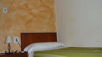 Habitació individual, bany compartit | Cortines opaques i llits addicionals