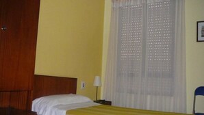 Single Room, Shared Bathroom | Blackout drapes, rollaway beds (surcharge) - Pension Puerto (Silla)