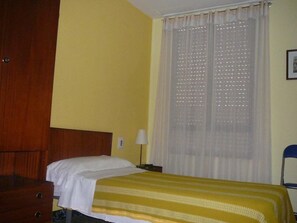 Single Room, Shared Bathroom | Blackout drapes, rollaway beds - Pension Puerto (Silla)