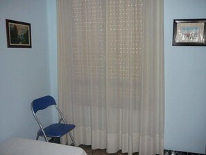 Single Room, Shared Bathroom | Blackout drapes, rollaway beds - Pension Puerto (Silla)