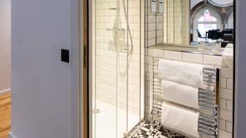 Superior Apartment, 2 Bedrooms | Bathroom | Shower, rainfall showerhead, designer toiletries, hair dryer