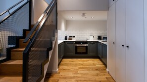 Apartament estàndard, 2 dormitoris, entresol | Cuina privada | Frigorífic, microones, forn i placa de cuina 