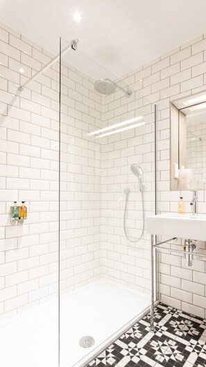 Leilighet – standard, 2 soverom, mellometasje | Bad | Dusj, regndusjhode, designertoalettartikler og hårføner