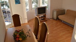 Appartement, 2 chambres, terrasse (1A) | Aire de séjour | Téléviseur