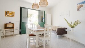 Living area - Biancaleuca Rooms & Suite (Castrignano del Capo)