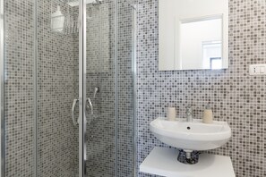 Double Room, Ensuite | Bathroom | Shower, free toiletries, hair dryer, bidet