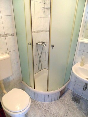 Standard Studio, Patio | Bathroom | Shower, free toiletries, hair dryer, towels