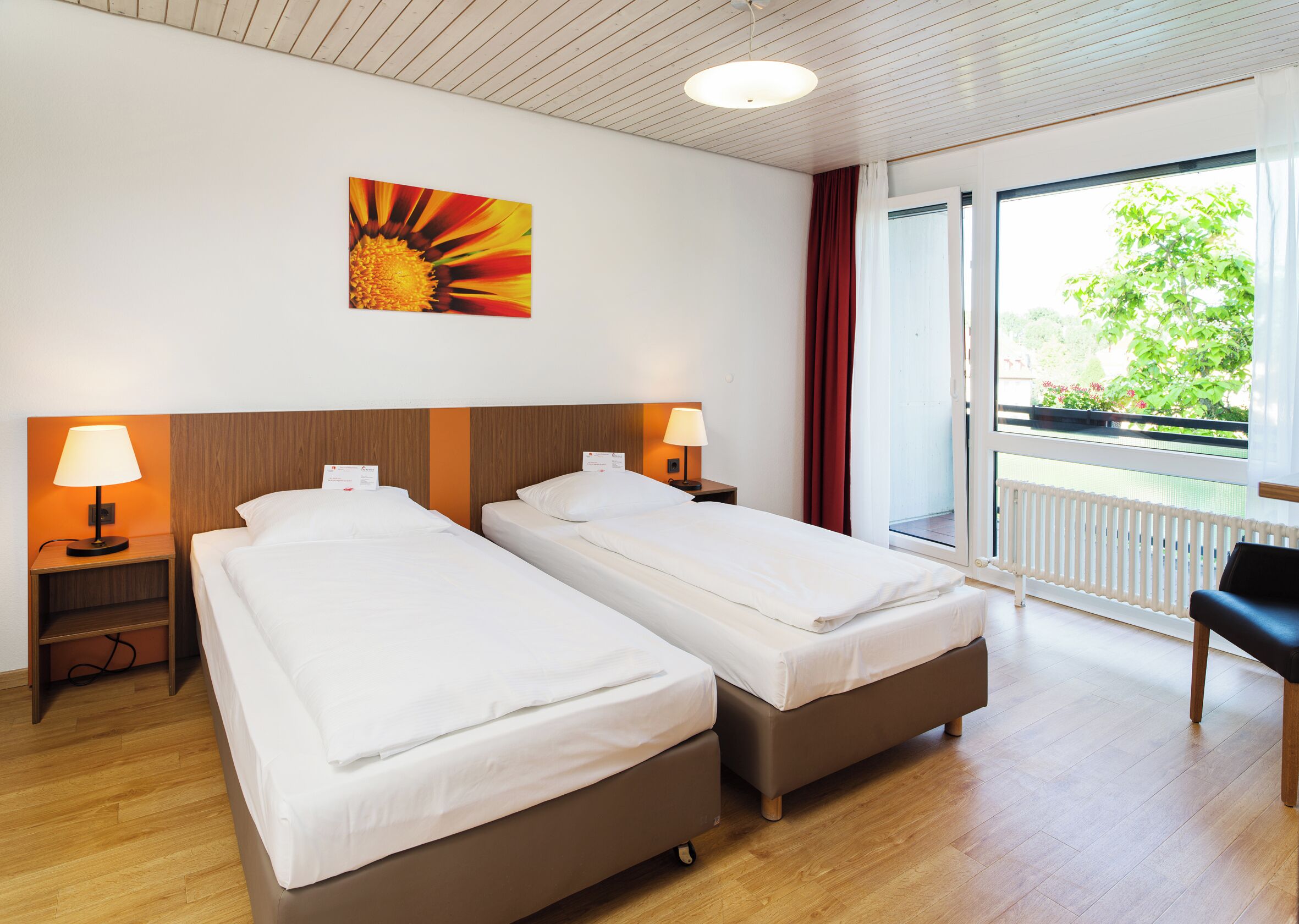 Bureau, rideaux d’obscurcissement, système d’insonorisation