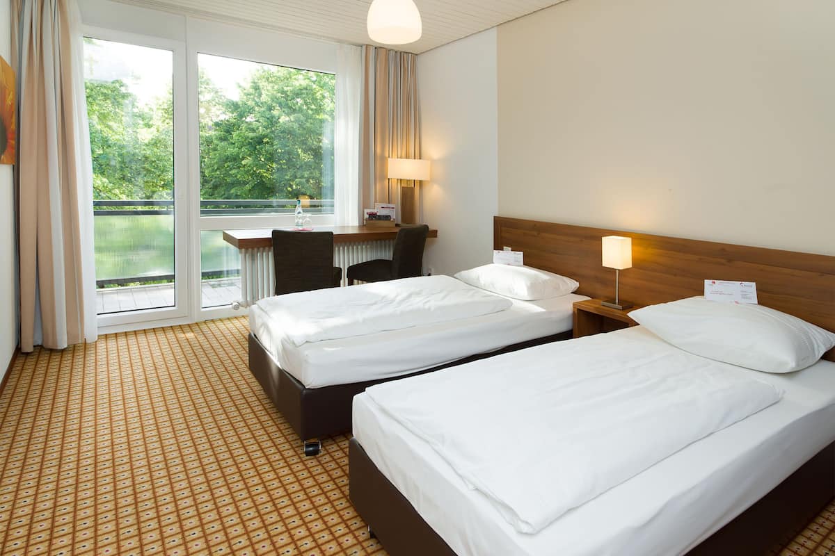 twin room | desk, blackout curtains, soundproofing, free wifi