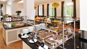 Café da manhã com buffet todos os dias mediante uma taxa