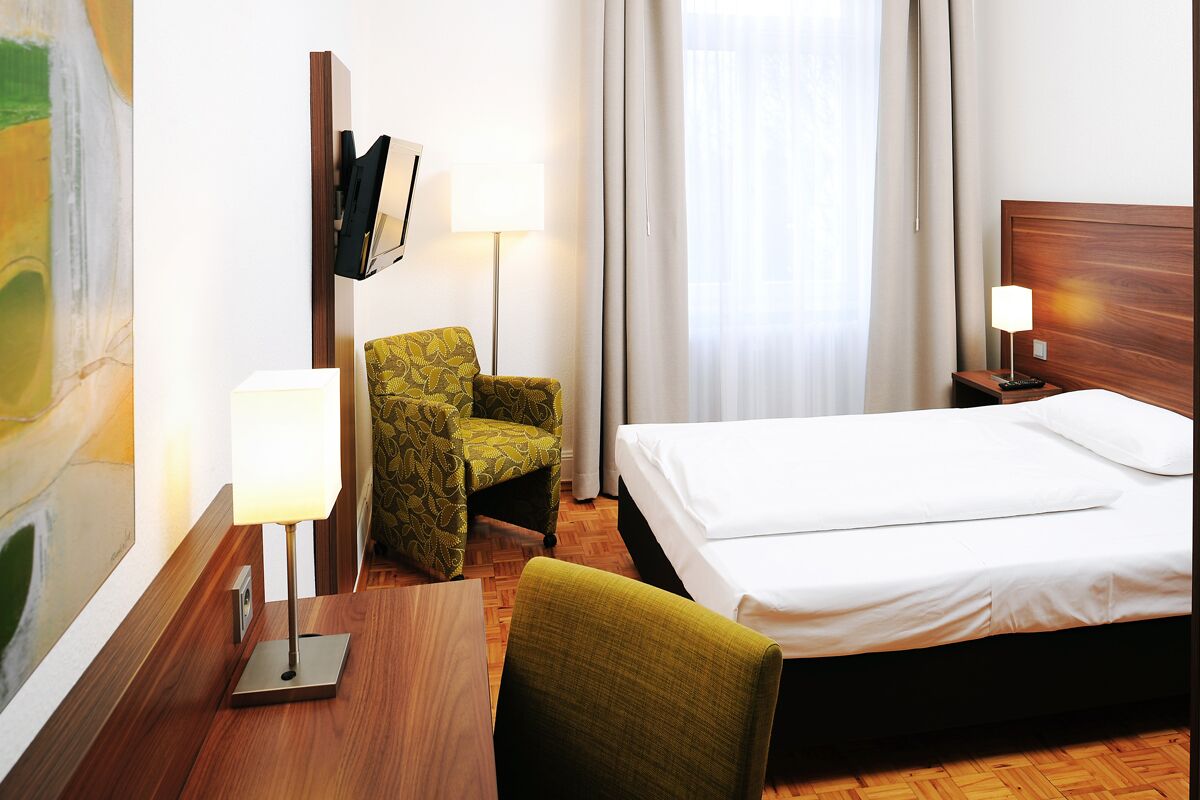 Chambre double, 1 lit double (French Bedroom 140x200cm bed) | Bureau, rideaux d’obscurcissement, système d’insonorisation