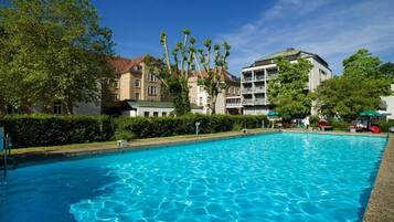 Piscina externa sazonal, funciona das 7h às 20h, espreguiçadeiras