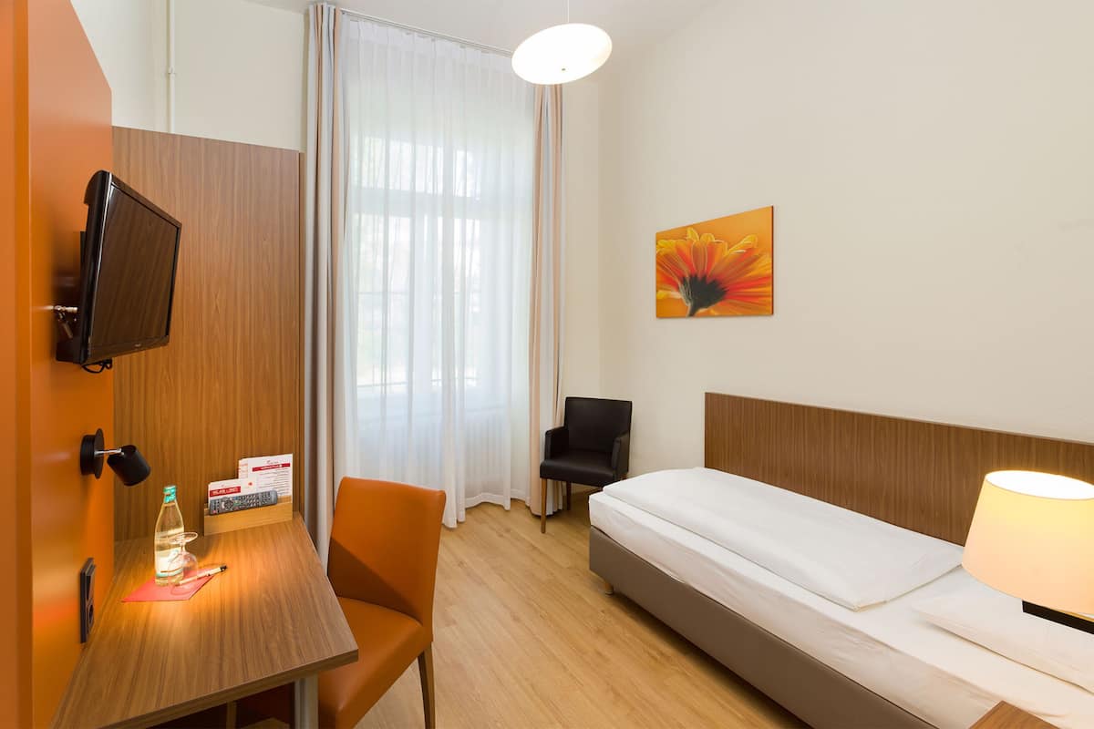 Single Room | Meja, langsir/tirai gelap terus, kalis bunyi, Wi-fi percuma