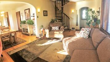 House, 6 Bedrooms | Living area